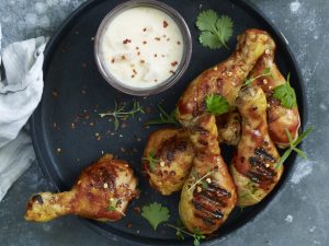 Grillade kycklingklubbor med dip