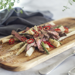 Kött och rotfrukter på en skärbräda