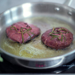 Sous vide kött som steks i stekpanna