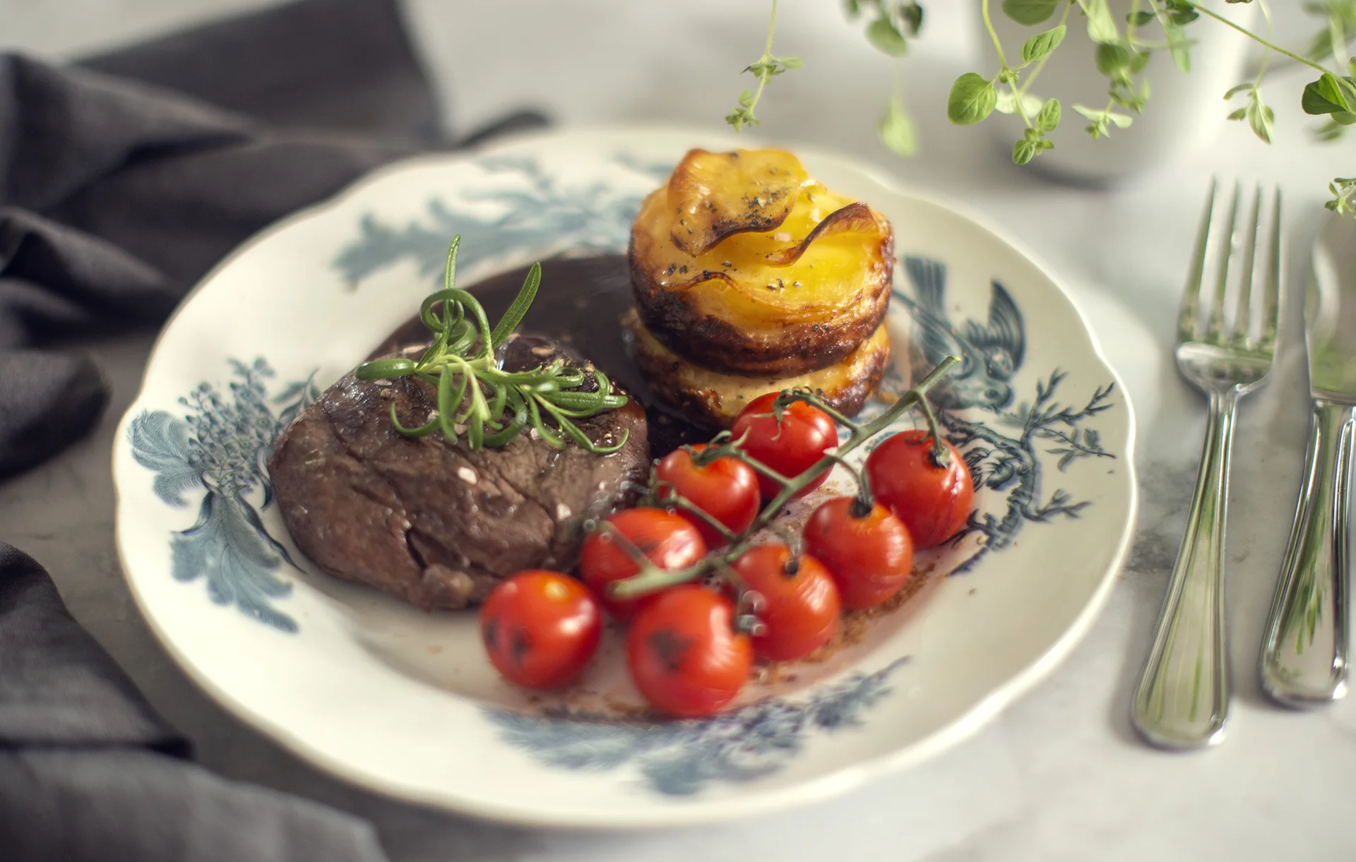 Soues vide kött med potatiskaka och tomater