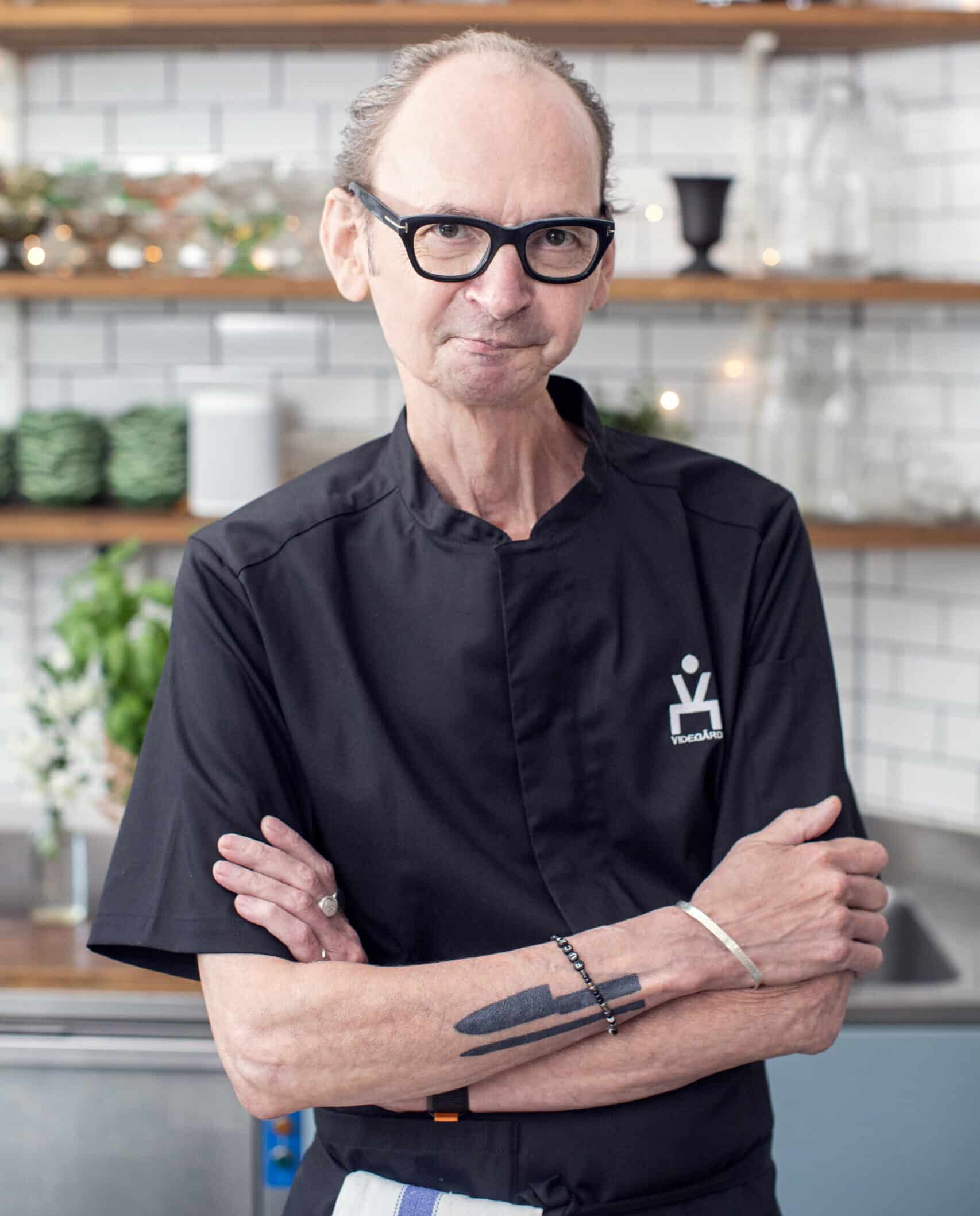 Erik Videgård ståendes i ett kök