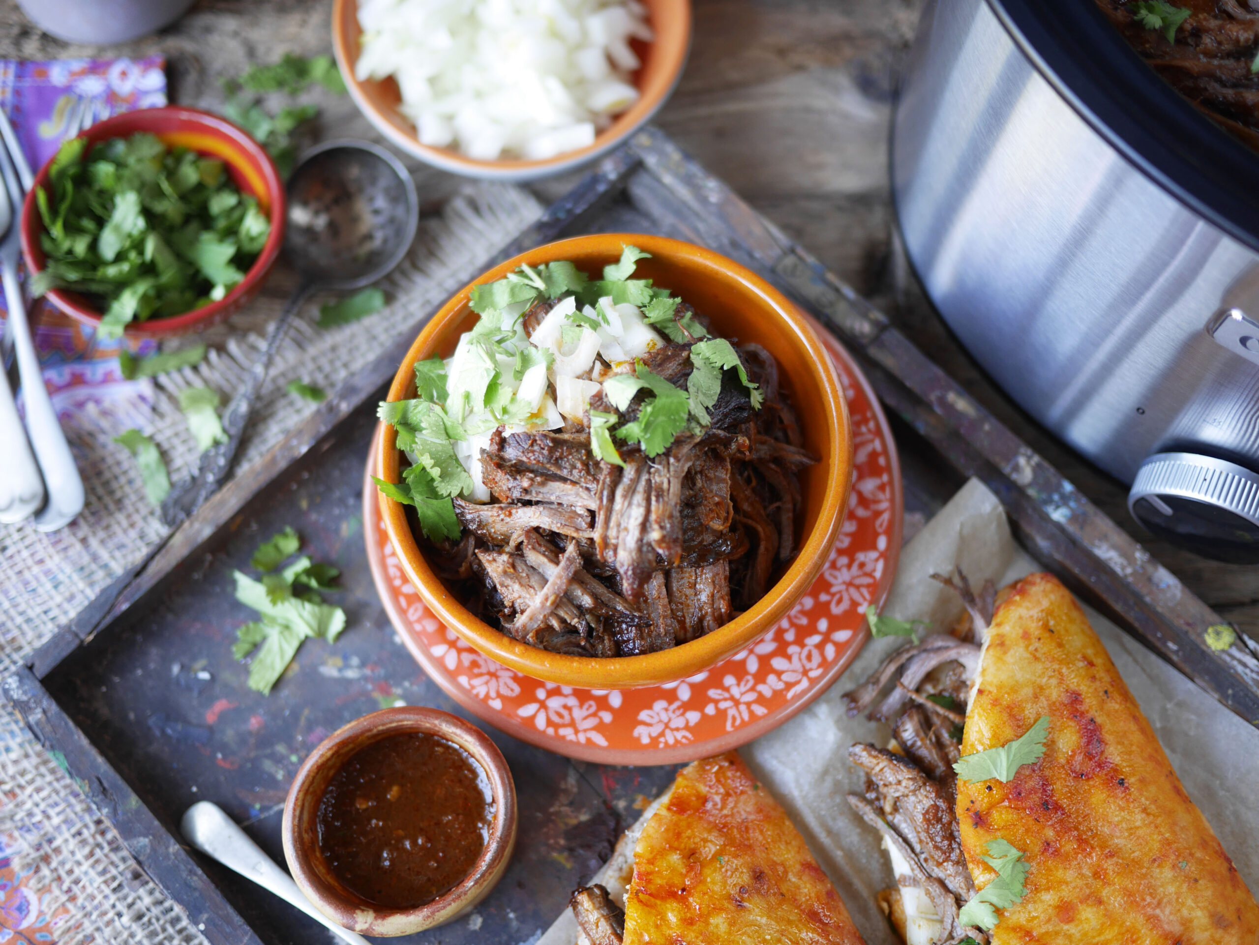 Mexikansk birria-taco och birria-gryta med koriander och salsa.
